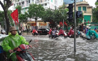 Mưa lớn khiến nhiều tuyến phố ở Hà Nội ngập sâu, ách tắc