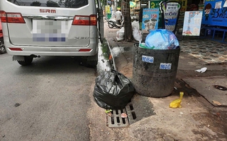 Vỉa hè, cống rãnh "nghẹt thở" vì nước thải, dầu mỡ