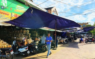 Hàng loạt ki-ốt ở chợ Đồng Hới bất ngờ đóng cửa vì sợ bị… kiểm tra?