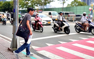 Lần đầu ở TP HCM: Qua đường có đèn "dẫn lối"