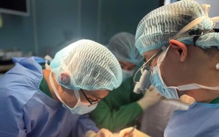 TP HCM: Bà bán thịt đến bệnh viện cùng bàn tay kẹt trong máy xay