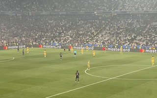 Trốn trong toilet 27 giờ để "xem chùa" chung kết Champions League