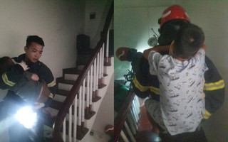 Cháy nhà 5 tầng lúc nửa đêm, cảnh sát đưa 5 trẻ em mắc kẹt thoát ra ngoài