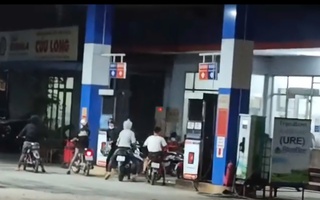 CLIP: Nhóm thanh niên cầm hung khí gây náo loạn tại một cây xăng ở Bình Dương