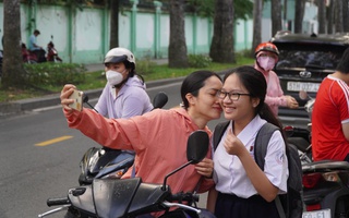Những khoảnh khắc xúc động tại kỳ thi tuyển sinh lớp 10