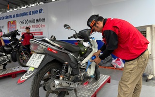 Thay nhớt, kiểm tra xe máy miễn phí cho 600 công nhân