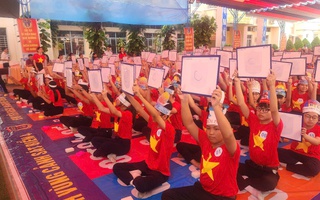 Cảnh sát biển trao cờ Tổ quốc và đồng hành với ngư dân ở Kiên Giang