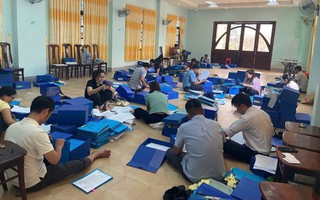 Cán bộ, nhân viên làm việc đến khuya để phân loại hồ sơ trước khi bỏ cấp huyện