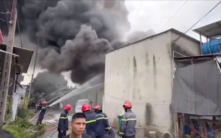 CLIP: Cháy dữ dội ở TP Thủ Dầu Một, khói đen bao trùm