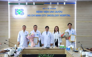 Cứu bé gái nguy kịch trên máy bay, 2 bác sĩ Bệnh viện Ung Bướu được khen thưởng