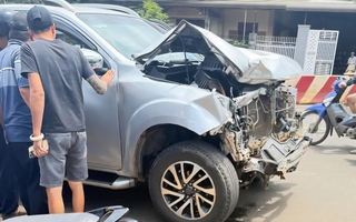Người dân bắt giữ tài xế xe bán tải gây tai nạn liên hoàn rồi chạy khỏi hiện trường