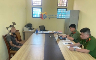 Nam thanh niên phát trực tiếp cảnh bản thân không mặc quần áo nhảy múa