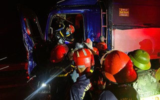 Phá ca-bin giải cứu tài xế mắc kẹt trong ô tô trên cao tốc