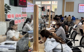 Ở phường đông dân nhất Đà Nẵng, cán bộ xử lý hồ sơ không ngơi tay