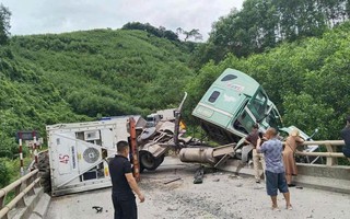Xe container lật chắn ngang cầu, Quốc lộ 12A tê liệt giữa trưa nắng