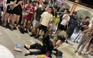 VIDEO: Cô gái trẻ liên tục đập bàn ghế, phá cây ATM