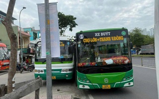 CLIP: Hai xe buýt rượt đuổi, ép nhau văng lên vỉa hè