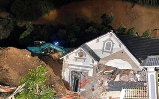 Sạt lở đất vùi lấp nhà dân, 2 người chết, 3 người bị thương