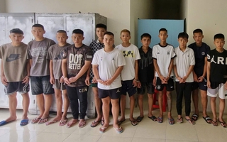 Gần 20 thanh niên tụ tập phóng xe máy đuổi chém người đi đường