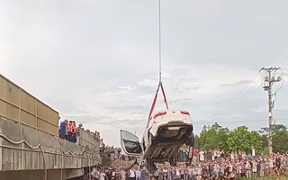 VIDEO: Khoảnh khắc trước khi ô tô tông 2 xe máy rồi lao xuống sông, 6 người thương vong