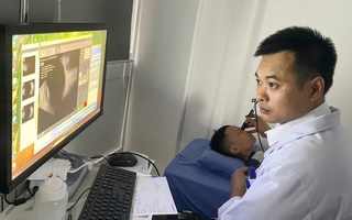 Bé trai bị dập nhãn cầu khi chơi bóng tennis