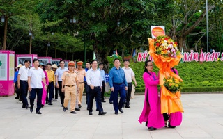 Ông Nguyễn Trọng Nghĩa dâng hương tưởng niệm Chủ tịch Hồ Chí Minh và anh hùng liệt sĩ
