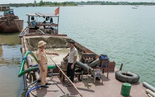 Phát hiện tàu sắt, thuyền gỗ làm chuyện phi pháp trên sông ở Quảng Trị