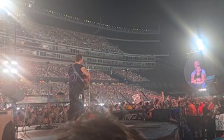 Ồn ào nghi vấn lộ ngoại tình khi xem đêm nhạc Coldplay