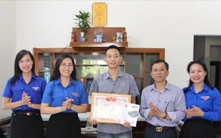 Tặng bằng khen cho "người hùng" cứu cháu bé trước mũi tàu hoả