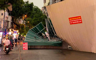 Rào chắn tòa nhà "hàm cá mập" đổ sập, 2 du khách nước ngoài bị thương