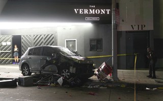 Ô tô lao vào đám đông ở Los Angeles, hàng loạt người đổ gục