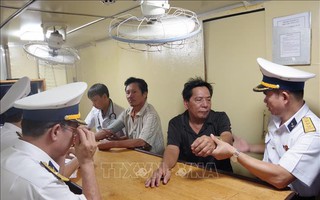 Tàu Hải quân đưa ngư dân bệnh nặng từ Trường Sa về TP HCM an toàn