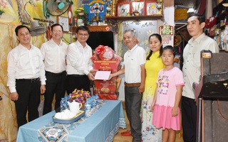 Lãnh đạo Thành ủy TP HCM thăm các gia đình chính sách tiêu biểu