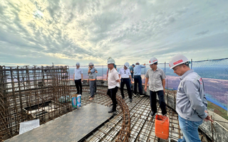 Cất nóc tháp kiểm soát không lưu cao nhất Việt Nam