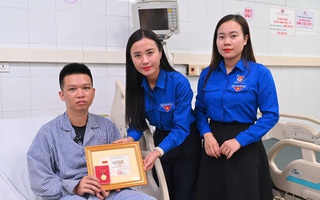 Trao Huy hiệu “Tuổi trẻ dũng cảm” cho thanh niên cứu 4 người trong vụ lật tàu trên vịnh Hạ Long