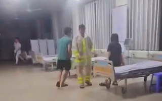 CSGT dùng xe tuần tra hỗ trợ sản phụ chuyển dạ trong đêm mưa bão Wipha