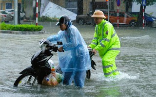 CSGT dầm mưa bão số 3 Wipha đẩy xe giúp dân