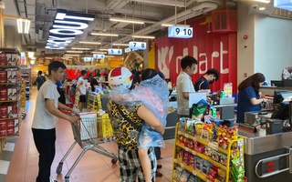 Bão Wipha: Người dân "đội mưa" đi mua thực phẩm, sức mua có siêu thị tăng tới 200%