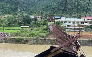 Cầu treo bất ngờ đứt cáp, xe ô tô chở 3 người rơi xuống sông