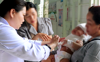 Bé trai liệt tay sau ca sinh khó