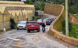 Khổ sở với con đường gần 9 km làm 2 năm chưa xong