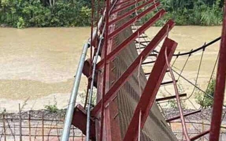 Cán bộ xã nguy kịch sau vụ ô tô rơi khỏi cầu treo
