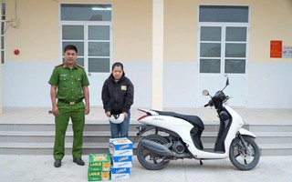Người phụ nữ bịt khẩu trang, đeo kính đen liên tiếp cướp giật 20 thùng bia ở Cần Thơ
