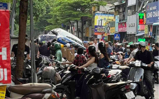 Ô tô bán tải tông hàng loạt xe máy, cuốn người xuống gầm xe