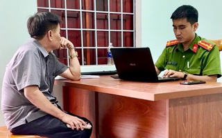 Xôn xao clip người đàn ông lái ô tô dọa tông người