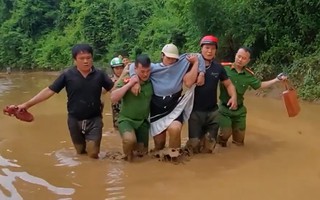 VIDEO: Công an xã đẩy thuyền “vượt lũ” đưa sản phụ đi sinh