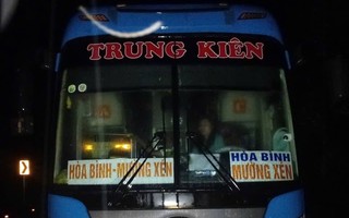 Xe khách chở 20 người mắc kẹt do lũ, nhà xe cầu cứu nhiều giờ