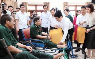 Chủ tịch nước Lương Cường thăm, tặng quà các thương binh, bệnh binh nặng tại Ninh Bình