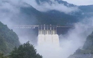 Lượng nước về hồ thủy điện Bản Vẽ đạt mức “kỷ lục” 9.543 m³/s, nhà dân ngập ngang nóc