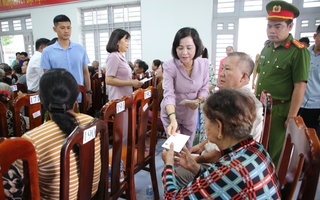 Phó Chủ tịch Quốc hội Nguyễn Thị Thanh thăm, trao tặng 1.000 phần quà gia đình chính sách